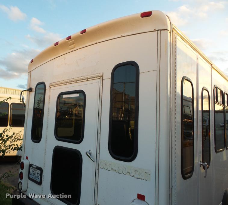 image for item L4338 2006 Ford Econoline E450 bus