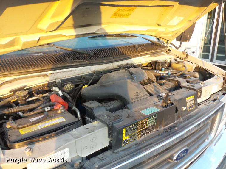 image for item L4338 2006 Ford Econoline E450 bus