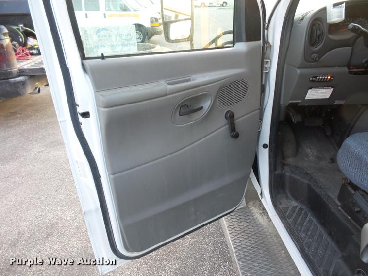 image for item L4338 2006 Ford Econoline E450 bus