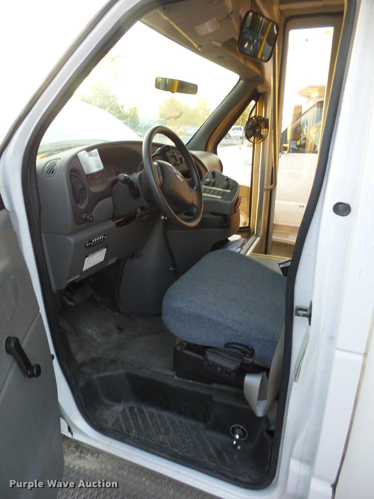 image for item L4338 2006 Ford Econoline E450 bus