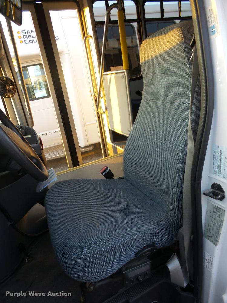 image for item L4338 2006 Ford Econoline E450 bus