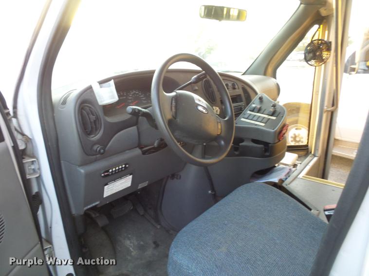 image for item L4338 2006 Ford Econoline E450 bus