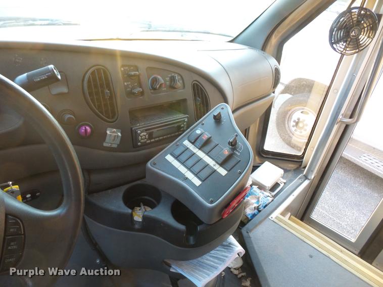 image for item L4338 2006 Ford Econoline E450 bus