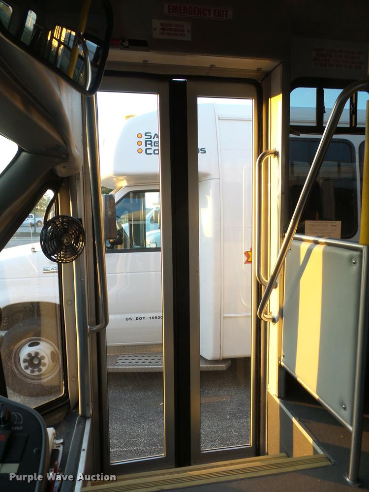 image for item L4338 2006 Ford Econoline E450 bus