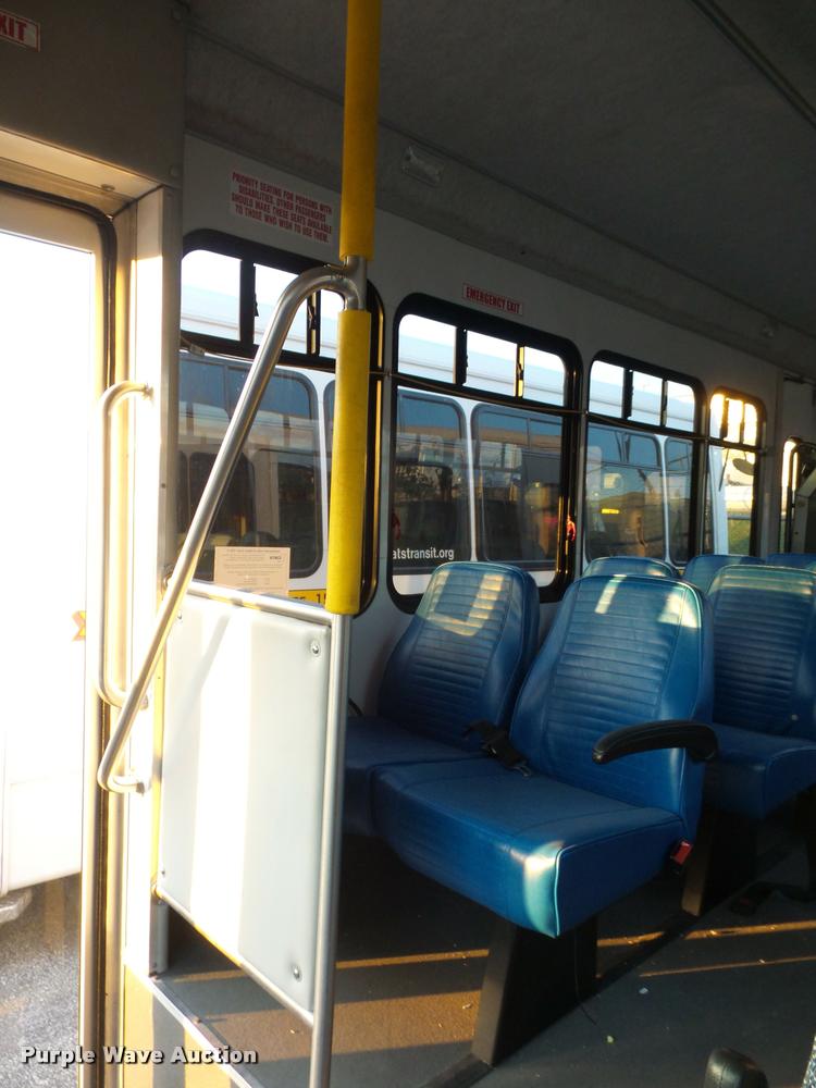 image for item L4338 2006 Ford Econoline E450 bus