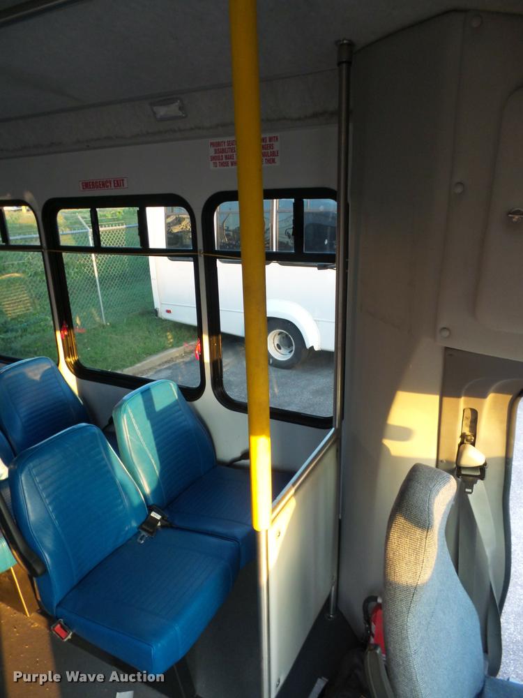 image for item L4338 2006 Ford Econoline E450 bus