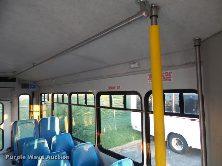 image for item L4338 2006 Ford Econoline E450 bus