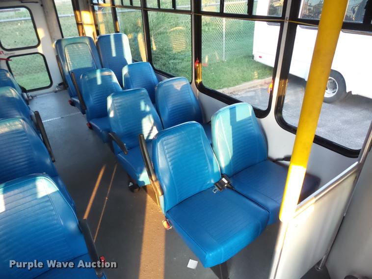 image for item L4338 2006 Ford Econoline E450 bus