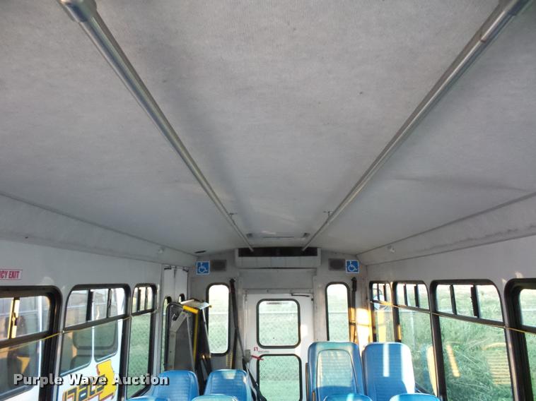 image for item L4338 2006 Ford Econoline E450 bus