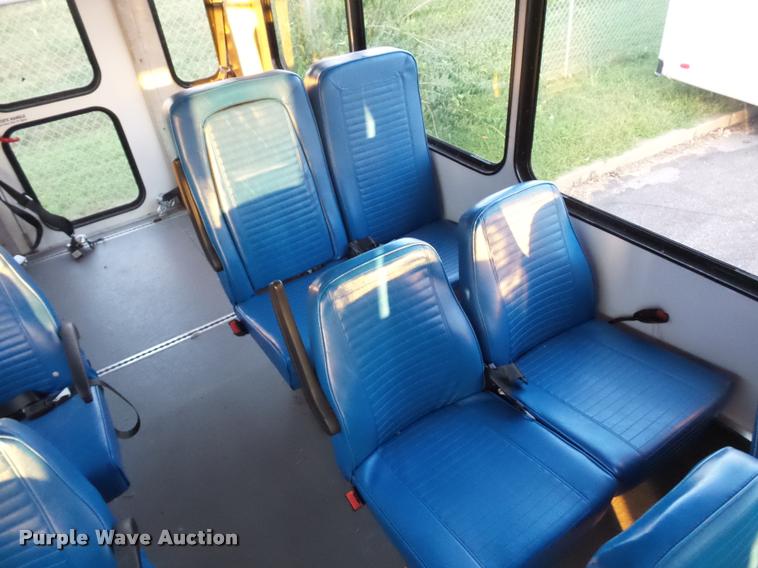 image for item L4338 2006 Ford Econoline E450 bus