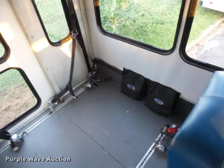 image for item L4338 2006 Ford Econoline E450 bus