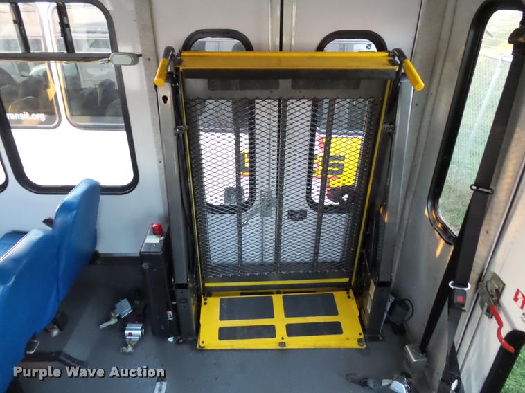 image for item L4338 2006 Ford Econoline E450 bus