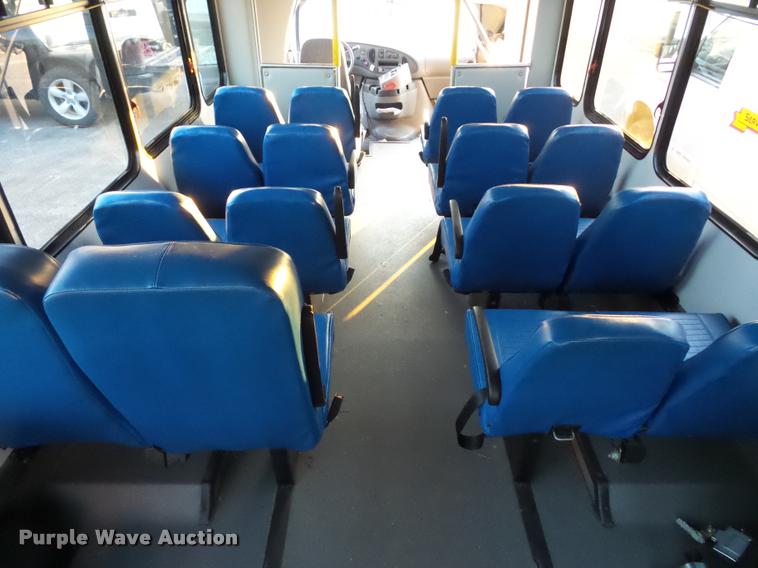 image for item L4338 2006 Ford Econoline E450 bus