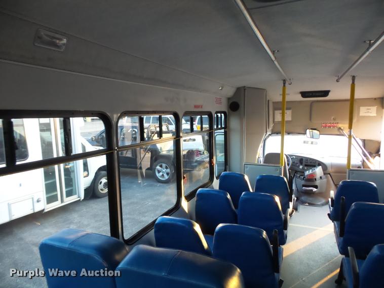 image for item L4338 2006 Ford Econoline E450 bus