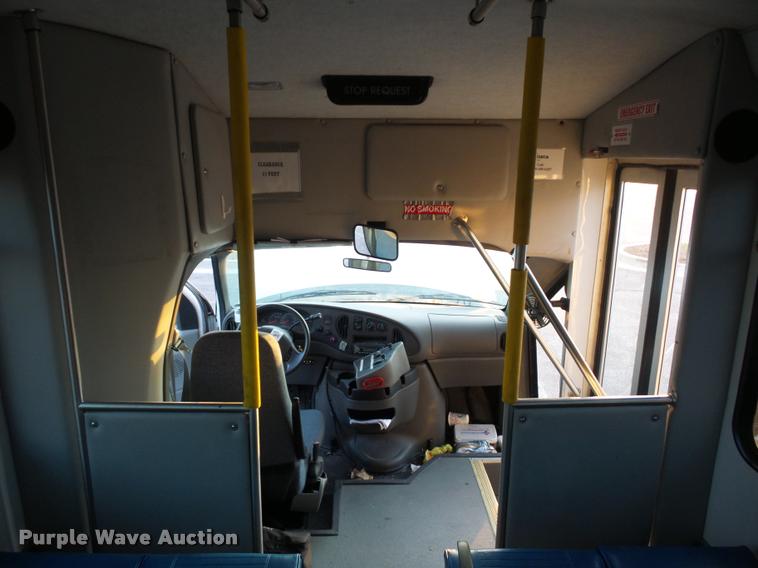 image for item L4338 2006 Ford Econoline E450 bus