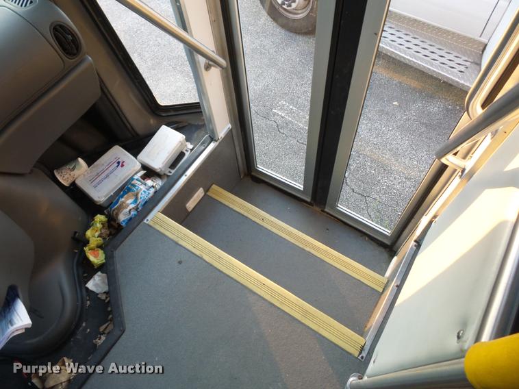 image for item L4338 2006 Ford Econoline E450 bus