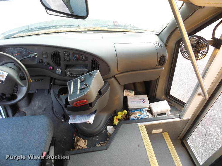 image for item L4338 2006 Ford Econoline E450 bus