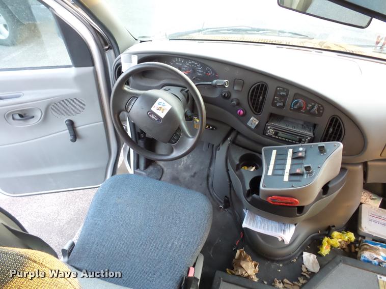 image for item L4338 2006 Ford Econoline E450 bus