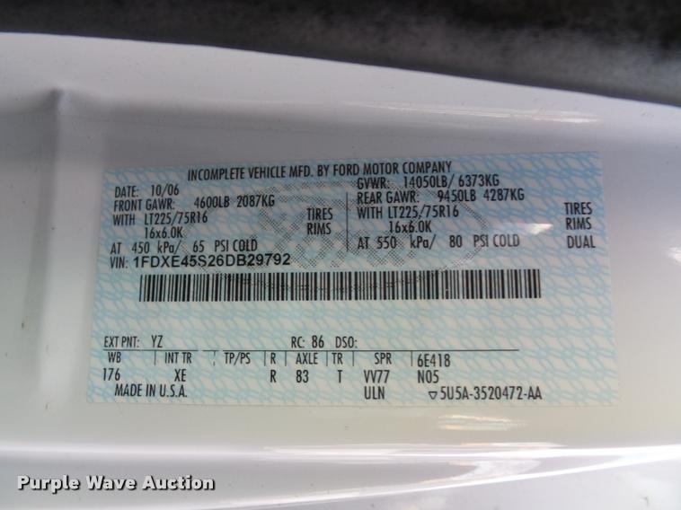 image for item L4338 2006 Ford Econoline E450 bus