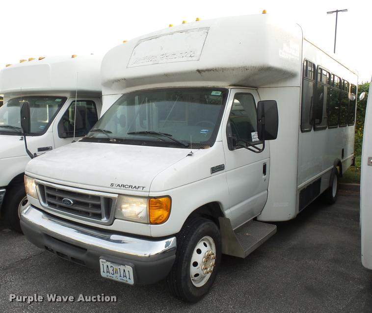 image for item L4339 2006 Ford Econoline E450 bus
