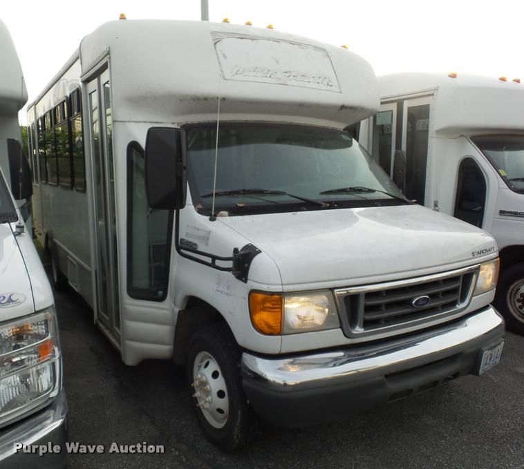 image for item L4339 2006 Ford Econoline E450 bus