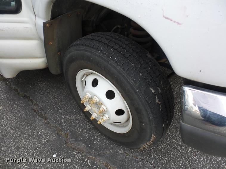 image for item L4339 2006 Ford Econoline E450 bus