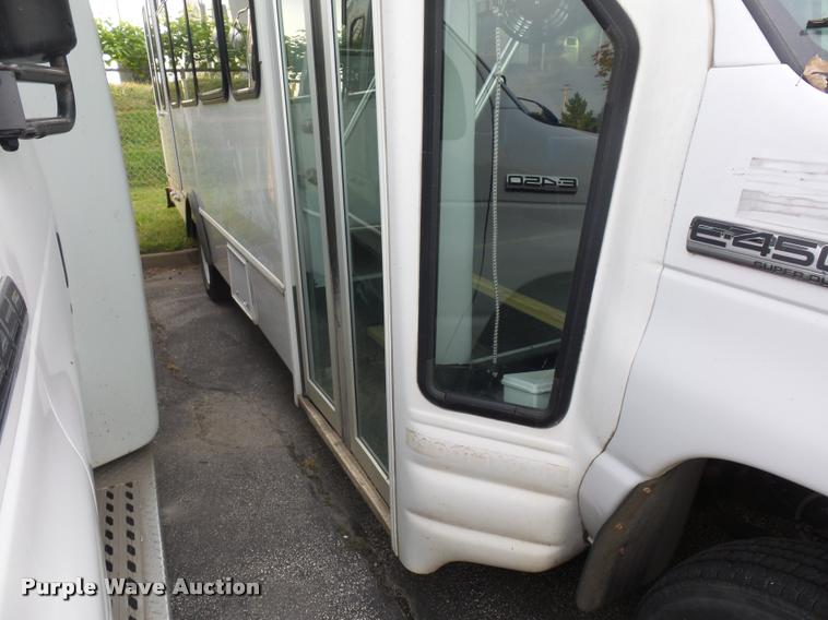 image for item L4339 2006 Ford Econoline E450 bus