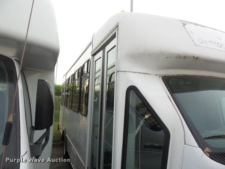 image for item L4339 2006 Ford Econoline E450 bus