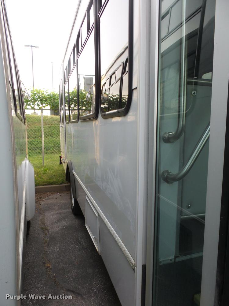 image for item L4339 2006 Ford Econoline E450 bus