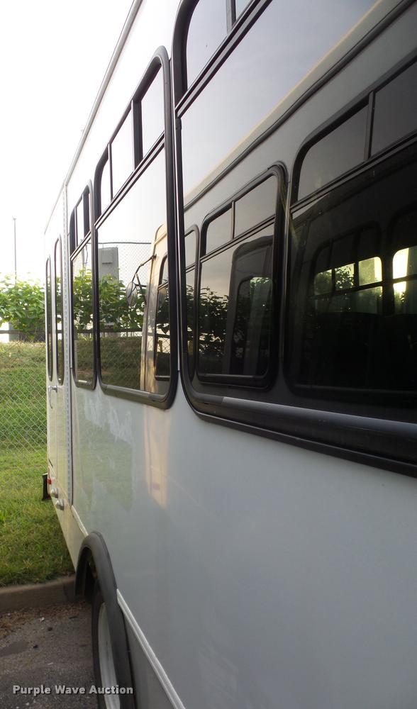 image for item L4339 2006 Ford Econoline E450 bus