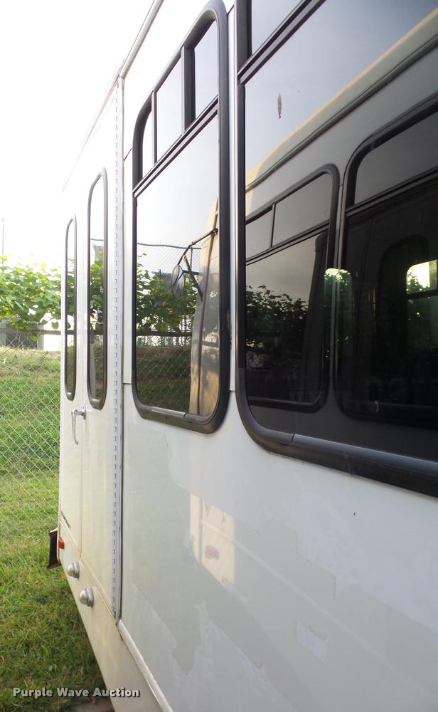 image for item L4339 2006 Ford Econoline E450 bus