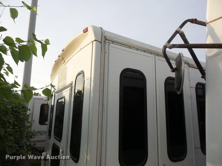 image for item L4339 2006 Ford Econoline E450 bus