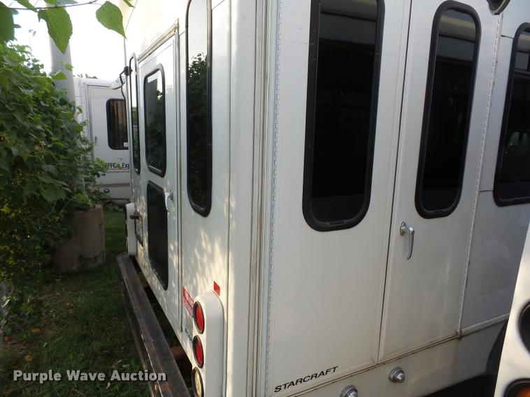 image for item L4339 2006 Ford Econoline E450 bus