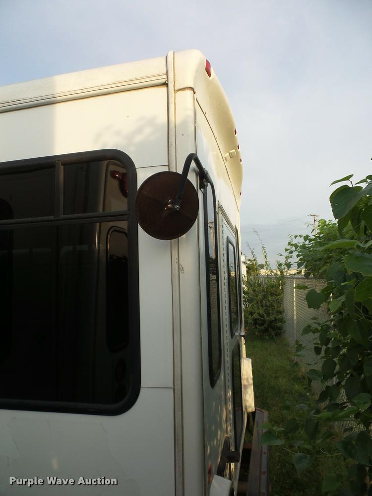 image for item L4339 2006 Ford Econoline E450 bus