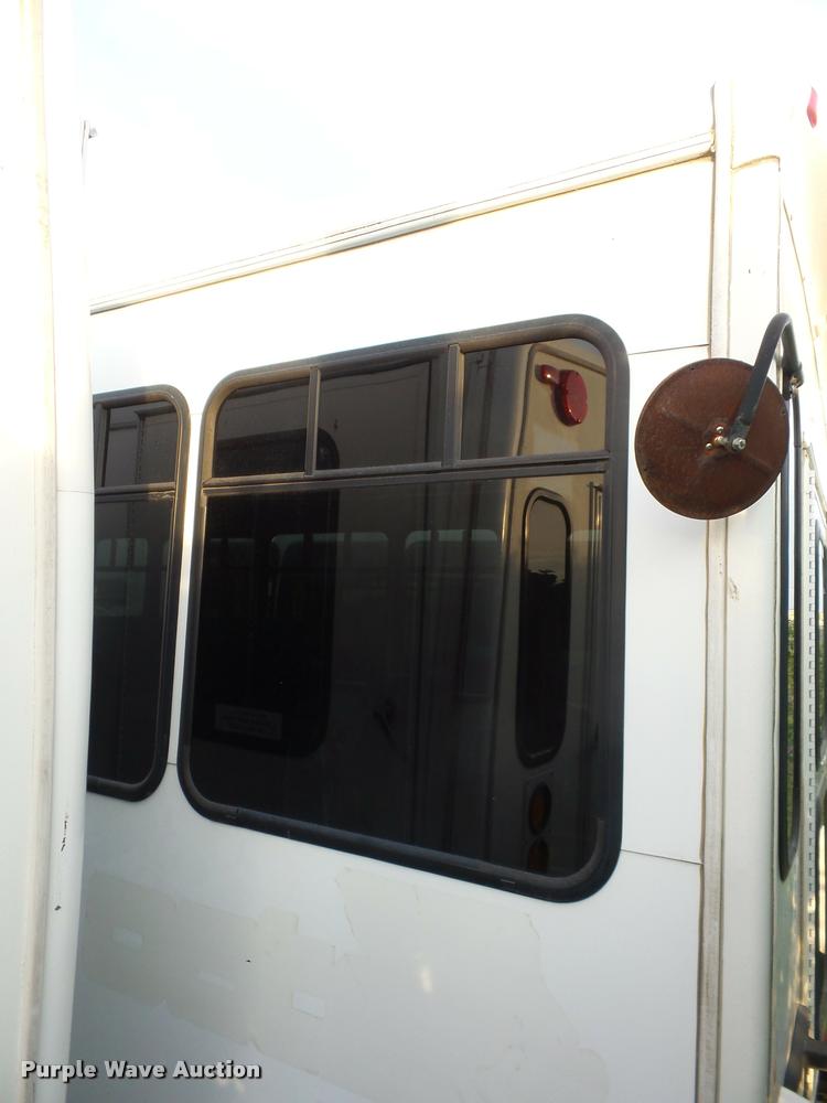 image for item L4339 2006 Ford Econoline E450 bus