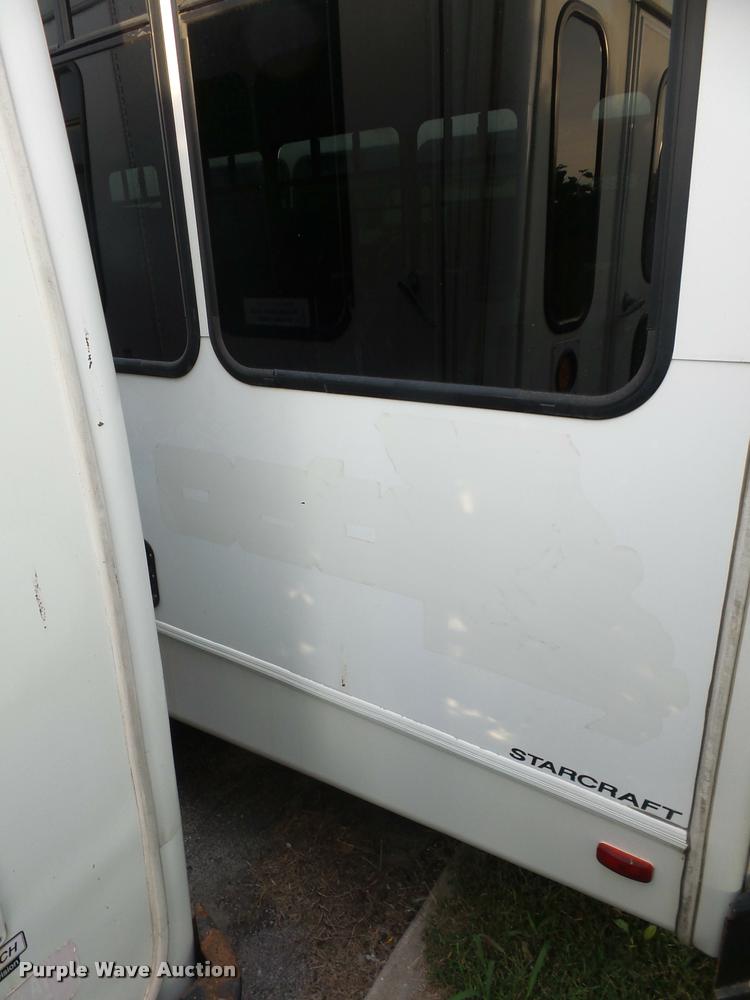 image for item L4339 2006 Ford Econoline E450 bus