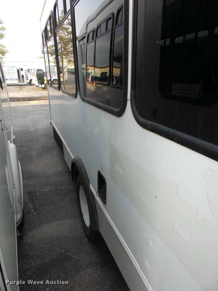 image for item L4339 2006 Ford Econoline E450 bus