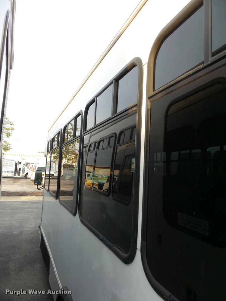 image for item L4339 2006 Ford Econoline E450 bus