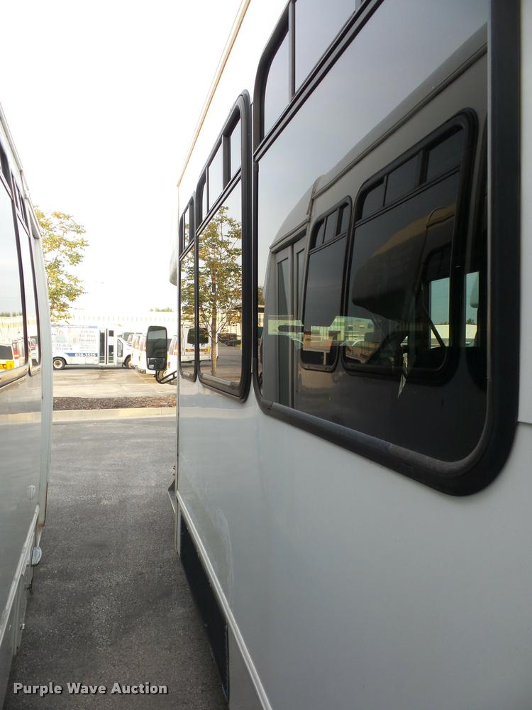 image for item L4339 2006 Ford Econoline E450 bus