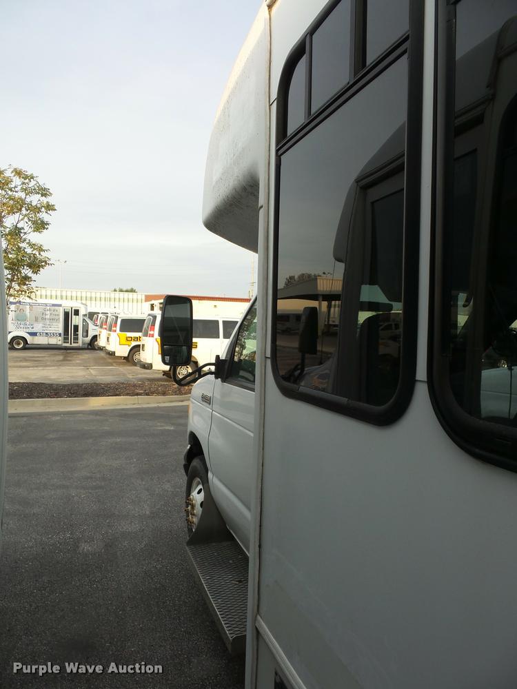 image for item L4339 2006 Ford Econoline E450 bus