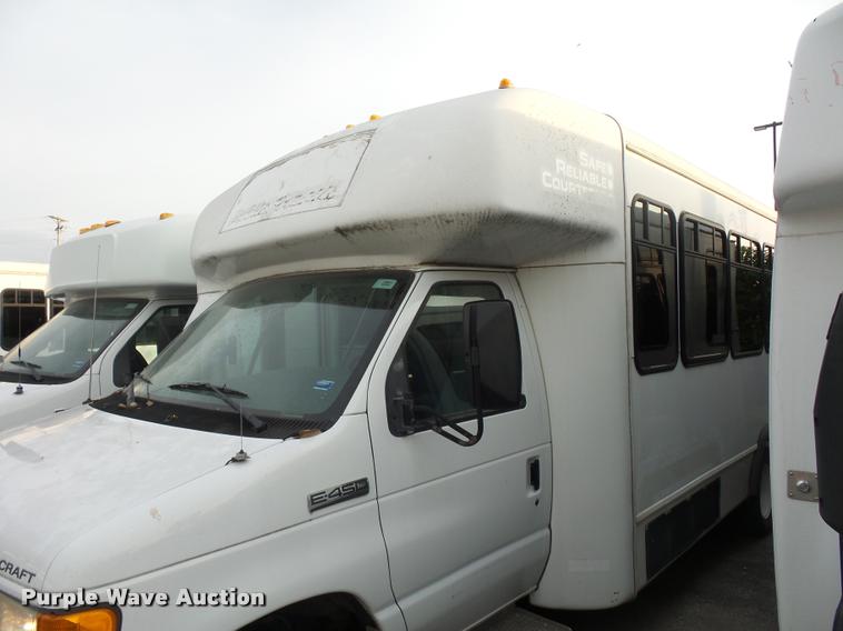 image for item L4339 2006 Ford Econoline E450 bus