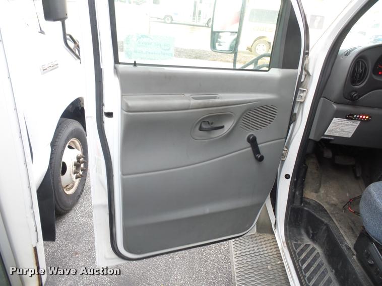 image for item L4339 2006 Ford Econoline E450 bus