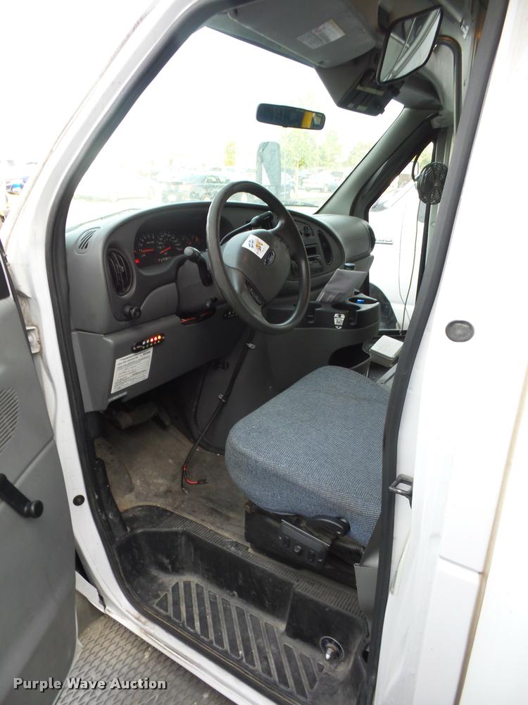 image for item L4339 2006 Ford Econoline E450 bus
