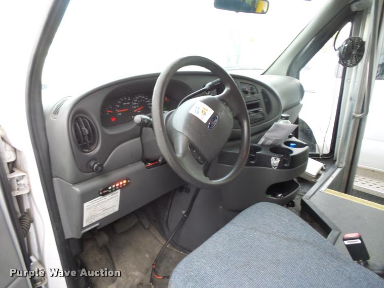 image for item L4339 2006 Ford Econoline E450 bus