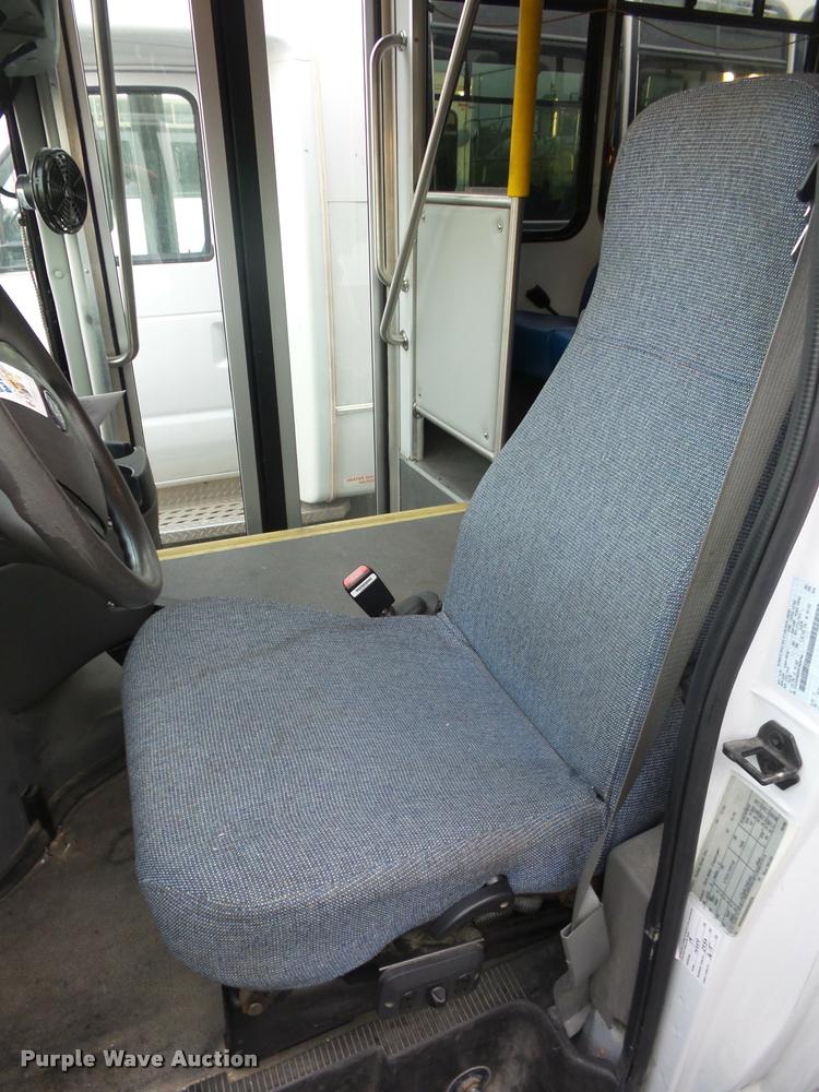 image for item L4339 2006 Ford Econoline E450 bus