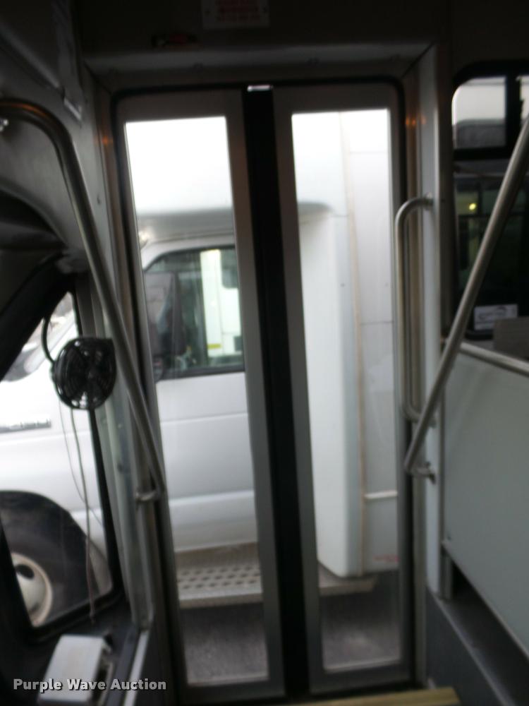 image for item L4339 2006 Ford Econoline E450 bus