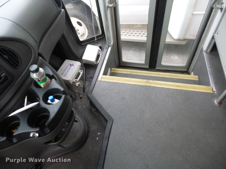 image for item L4339 2006 Ford Econoline E450 bus