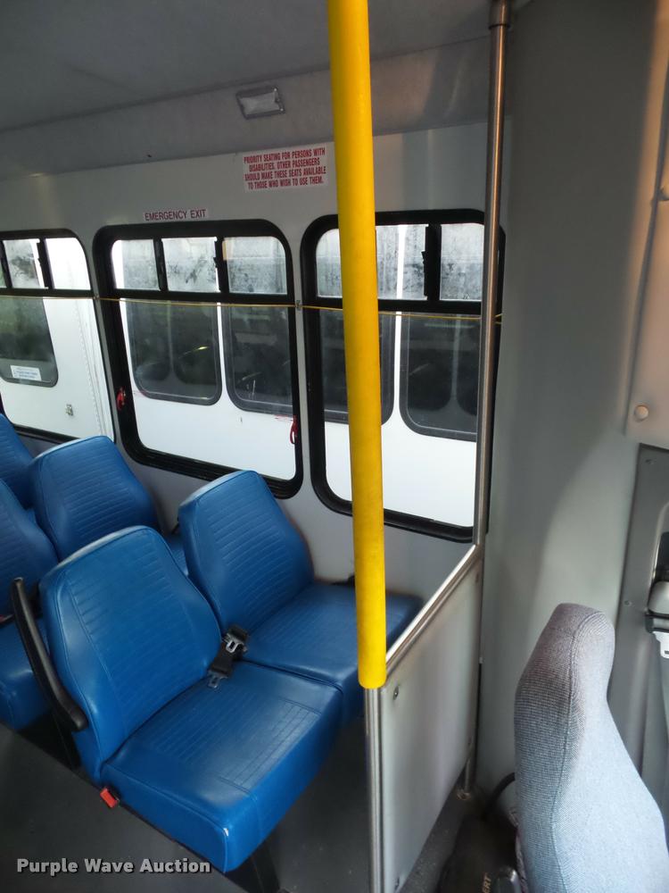 image for item L4339 2006 Ford Econoline E450 bus