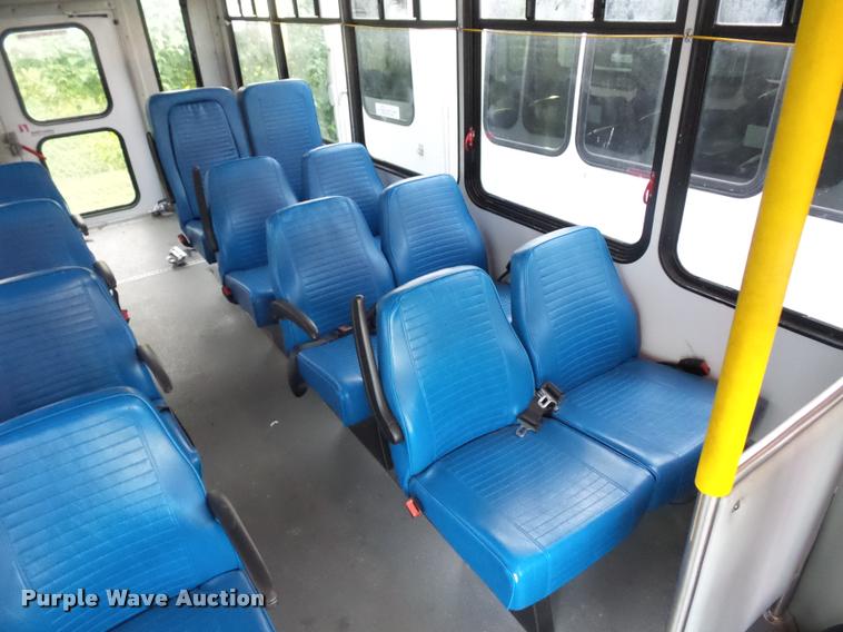 image for item L4339 2006 Ford Econoline E450 bus