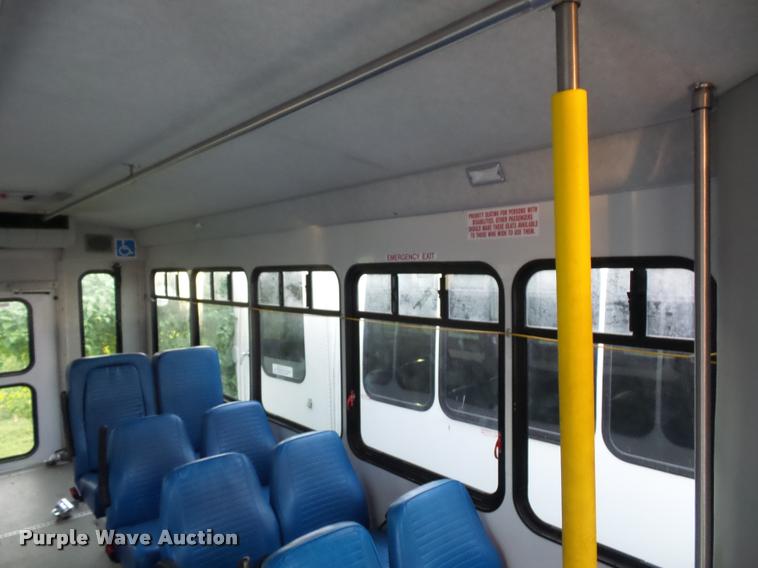 image for item L4339 2006 Ford Econoline E450 bus